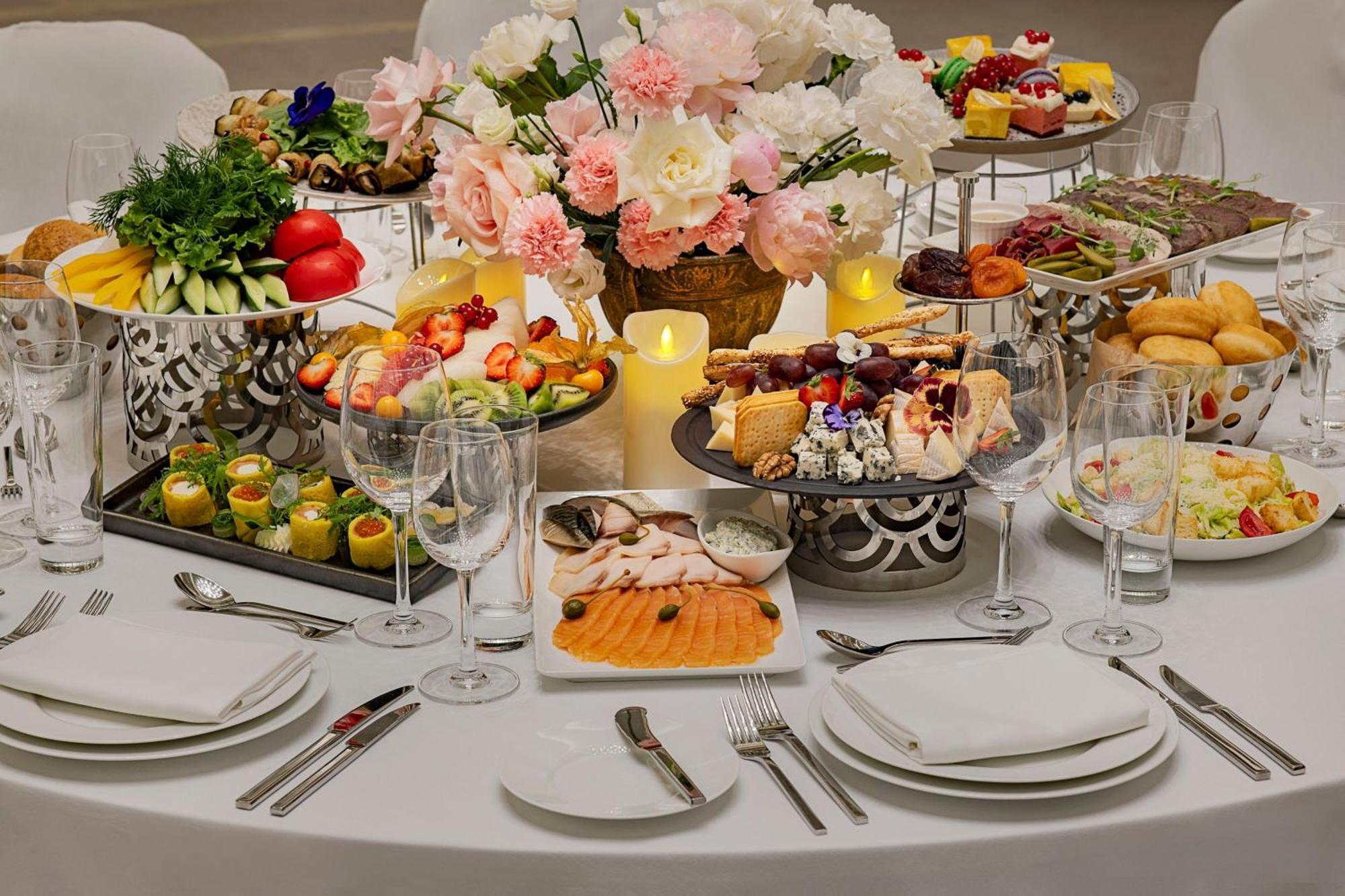努尔苏丹喜来登酒店 阿斯坦纳 外观 照片 A table set for a wedding reception