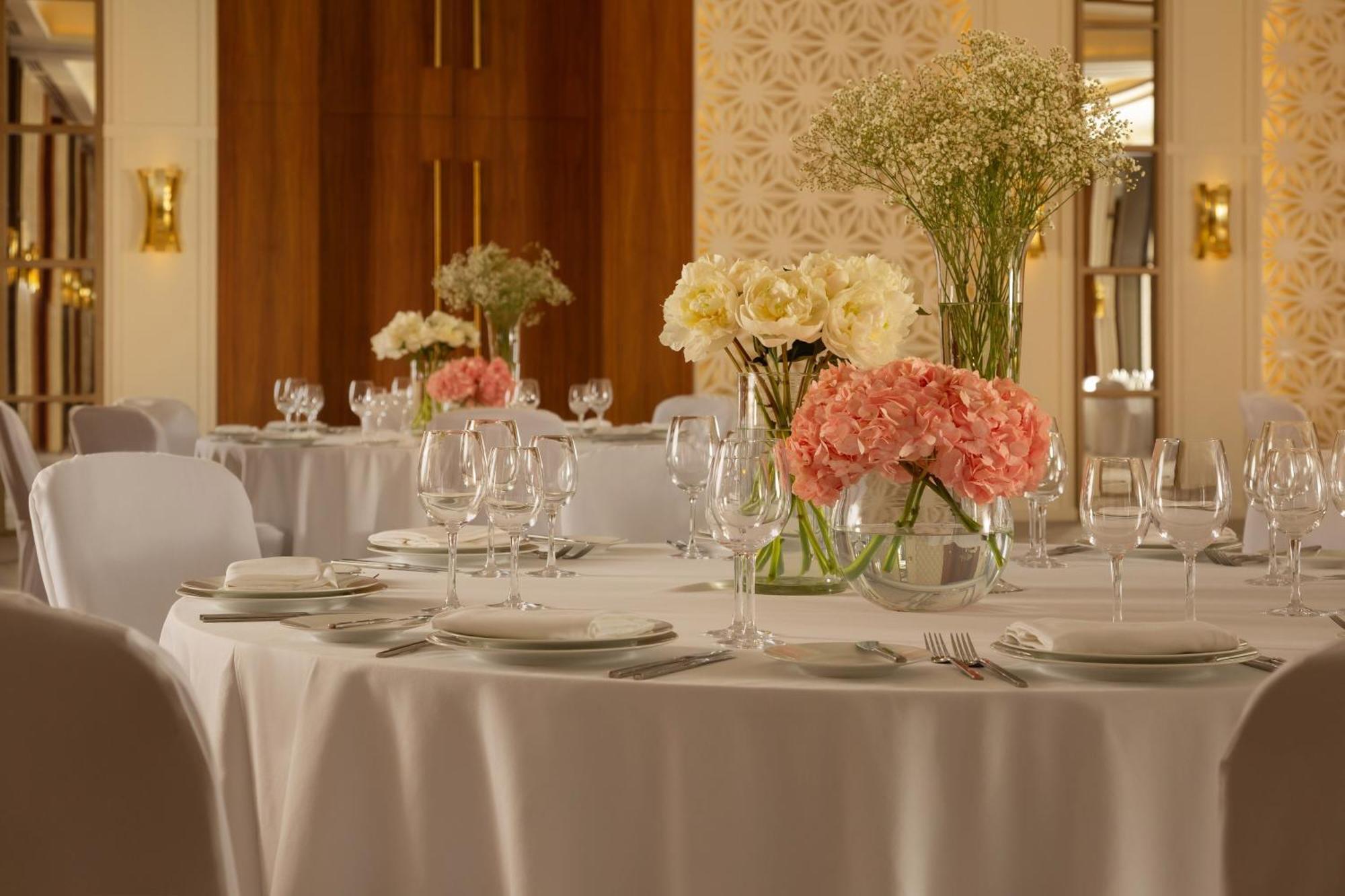 努尔苏丹喜来登酒店 阿斯坦纳 外观 照片 A table set for a formal dinner
