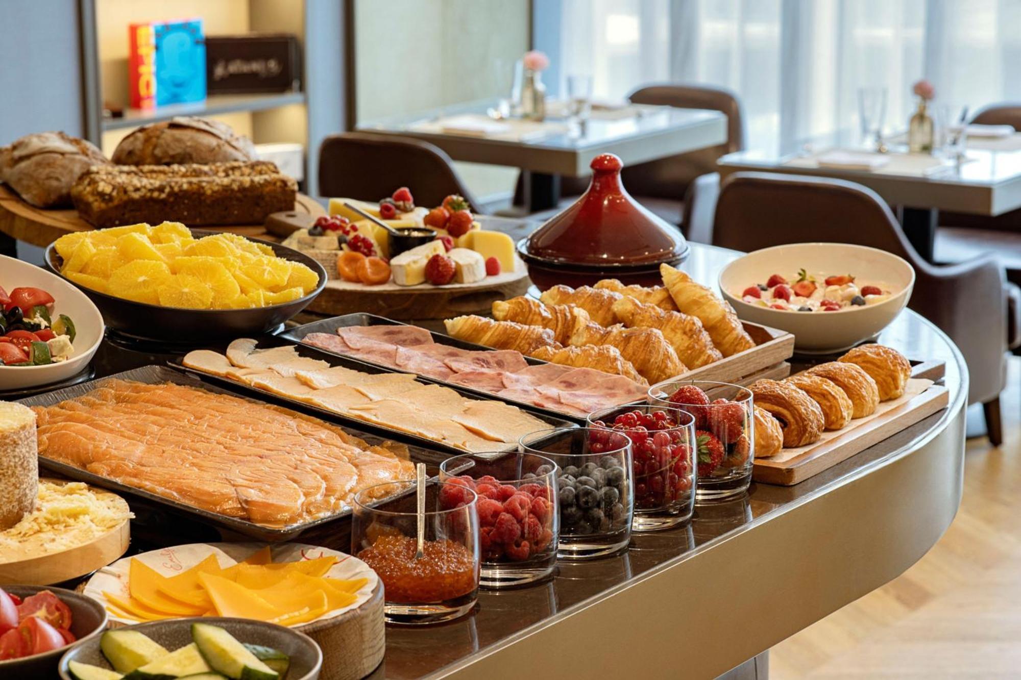 努尔苏丹喜来登酒店 阿斯坦纳 外观 照片 A buffet at a hotel