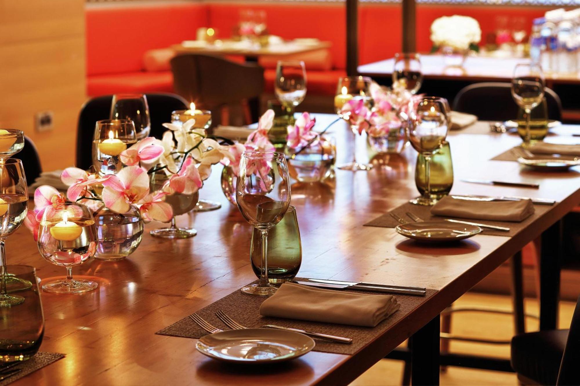 努尔苏丹喜来登酒店 阿斯坦纳 外观 照片 A table set for a meal