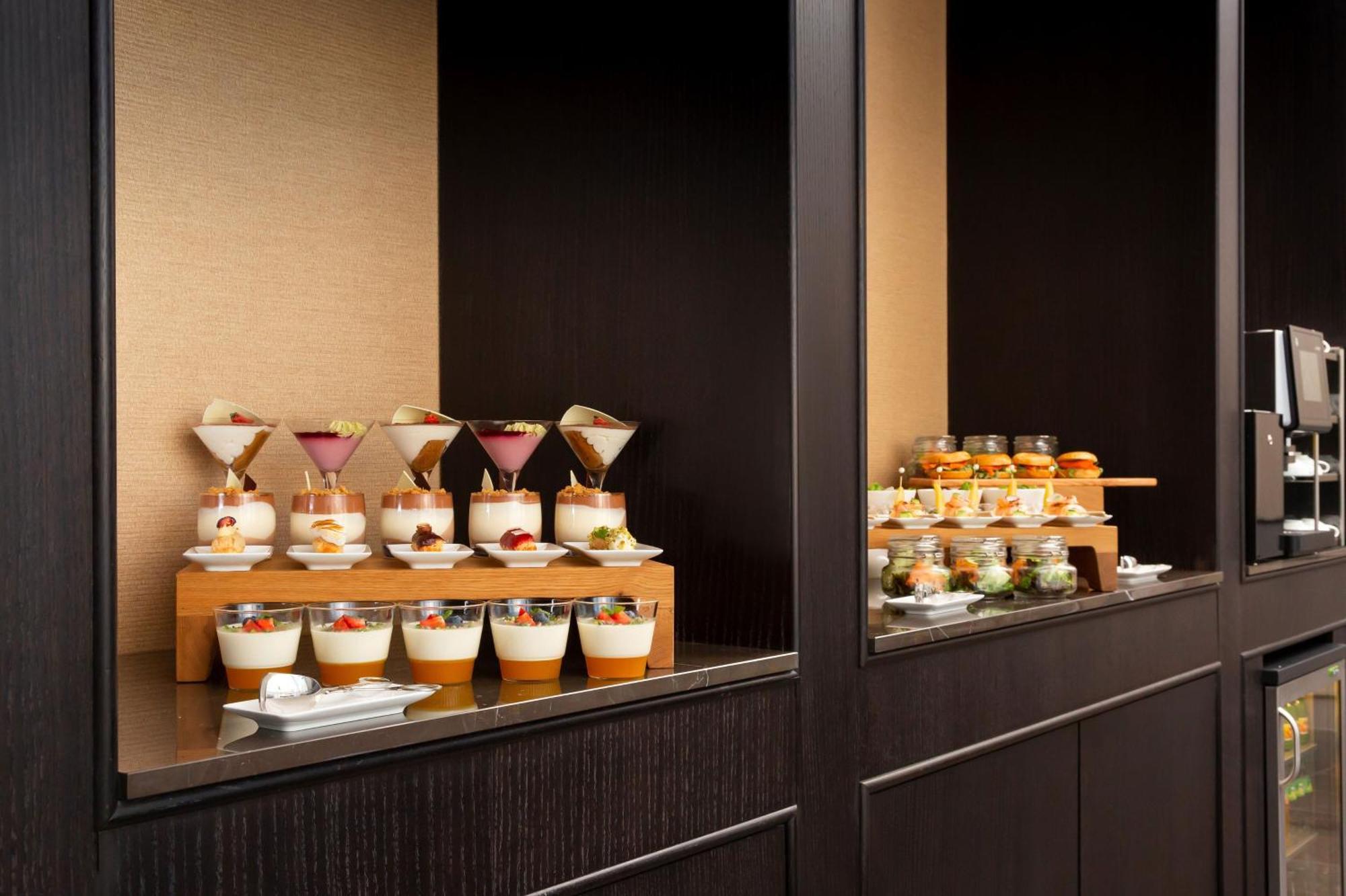 努尔苏丹喜来登酒店 阿斯坦纳 外观 照片 A dessert buffet