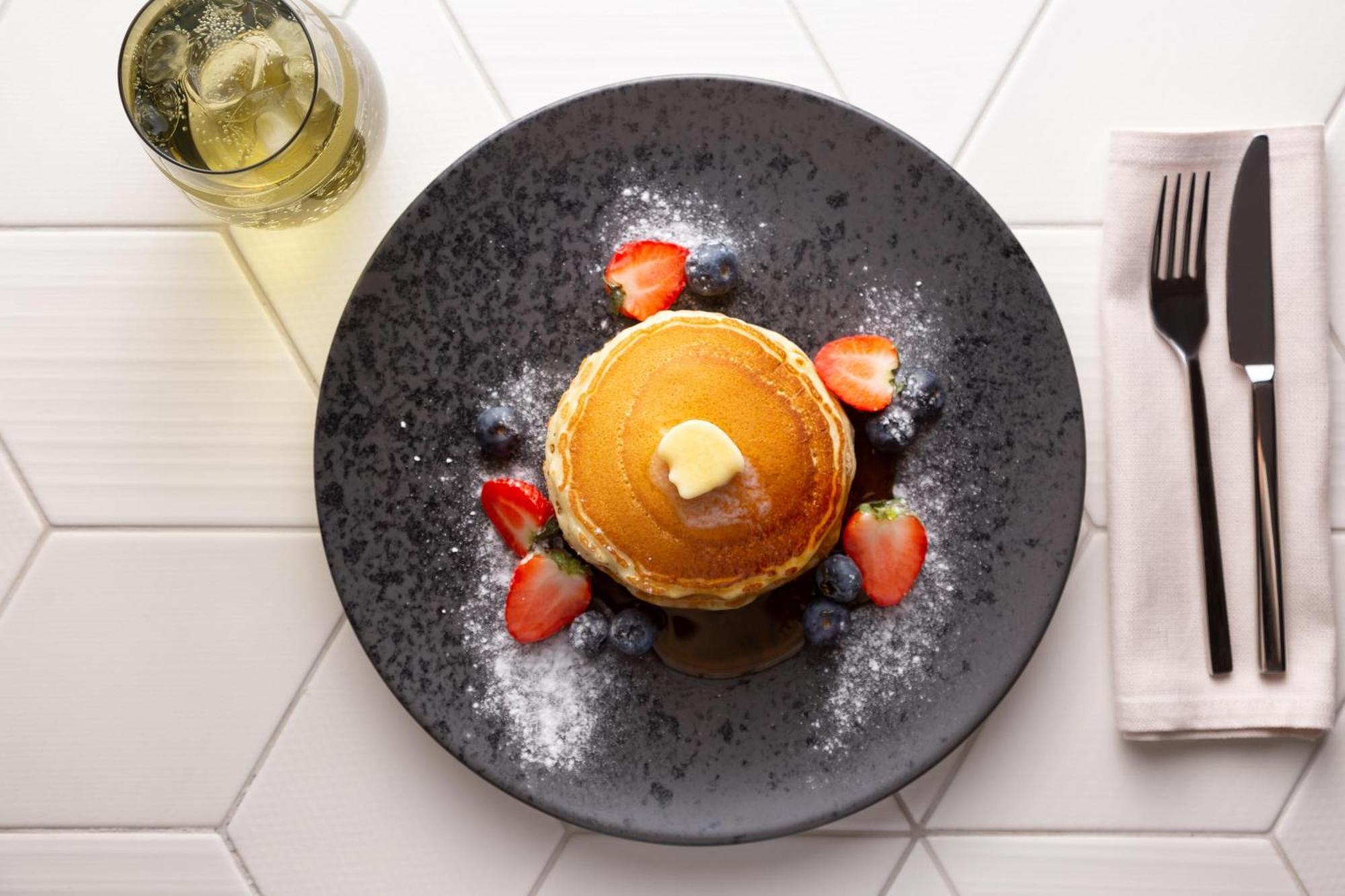 努尔苏丹喜来登酒店 阿斯坦纳 外观 照片 A stack of pancakes with fruit